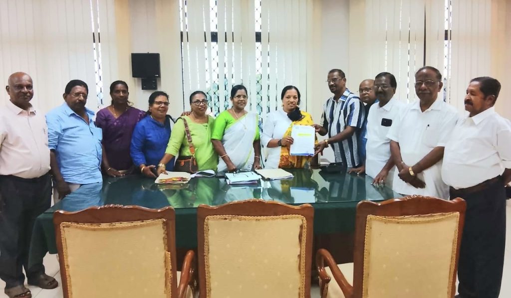 പിന്നോക്കവികസന വകുപ്പ് മന്ത്രി ശ്രീമതി കെ എ തുളസിക്ക് തീരജ്വാല പ്രതിനിധികള് നിവേദനം നല്കി