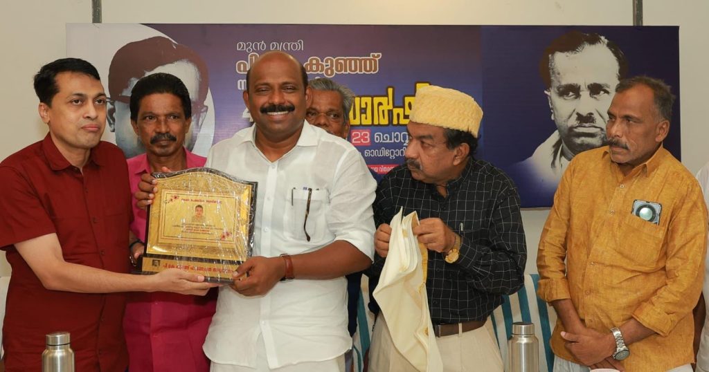 ജാഫർ ചമ്പാടിനെ ഐ എ എഫ് സി അവാർഡ് നൽകി ആദരിച്ചു