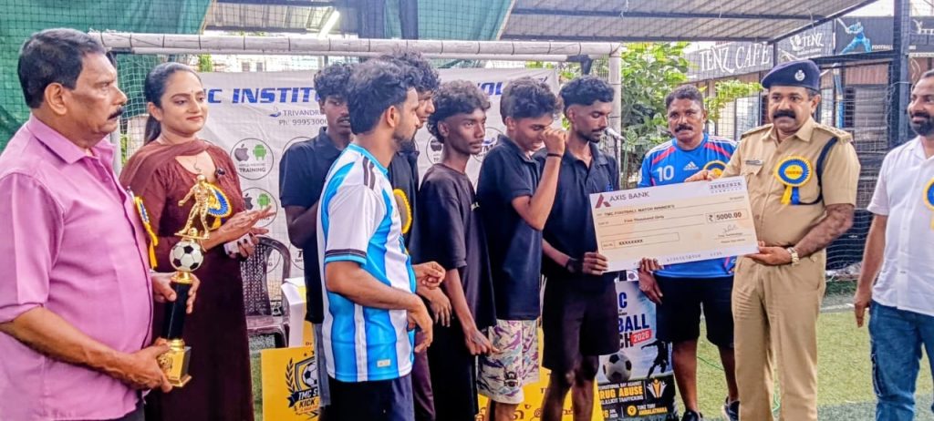 ഫുട്ബോൾ മാച്ചിന്റെ ട്രോഫി വിതരണം ഫോർട്ട് അസിസ്റ്റന്റ് കമ്മീഷണർ കെ. ബി. മനോജ് കുമാർ ഉദ്ഘാടനം ചെയ്യുന്നു