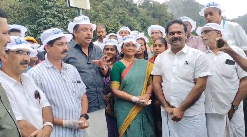 ലോക പ്രകൃതി സംരക്ഷണ ദിനാചരണത്തിന്റെ ഭാഗമായി സംഘടിപ്പിച്ച ‘അഴകോടെ ചുരം 2026’ ശുചീകരണ യജ്ഞത്തിന്റെ സമാപന ചടങ്ങ് മന്ത്രി ഷിബു ബേബി ജോണ് ഉദ്ഘാടനം ചെയ്യുന്നു