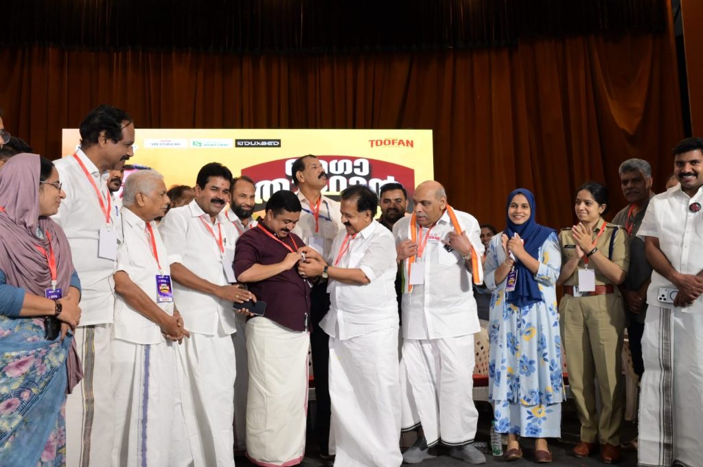 ഓപ്പറേഷൻ തൂഫാൻ മെഗാ ക്യാമ്പയിൻ ഉദ്ഘാടനം ഷിഫ കൺവെൻഷൻ സെന്ററിൽ മന്ത്രി രമേശ് ചെന്നിത്തല ഉദ്ഘാടനം ചെയ്ത ശേഷം എം.എൽ.എ നജീബ് കാന്തപുരത്തിന് തൂഫാൻ വാരിയർ ബാഡ്ജ് അണീക്കുന്നു