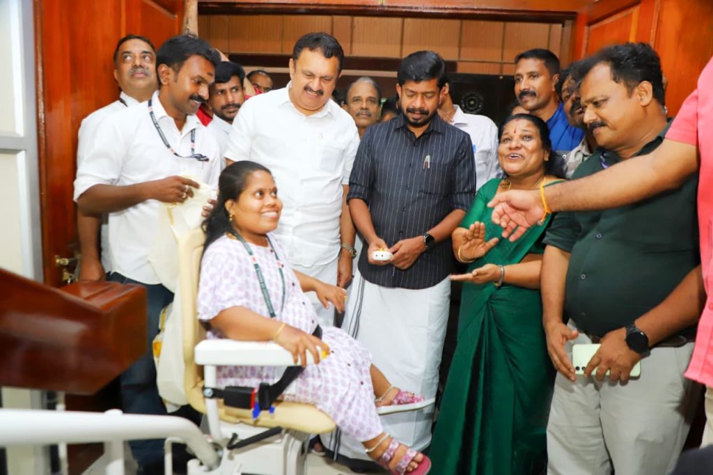 മ്യൂസിയം ഓഡിറ്റോറിയത്തിന് മുന്നിലെ ഭിന്നശേഷി സൗഹൃദറാമ്പും സ്റ്റെയര് ലിഫ്റ്റും മന്ത്രി ഒ. ജെ ജനീഷ് ഉദ്ഘാടനം ചെയ്യുന്നു