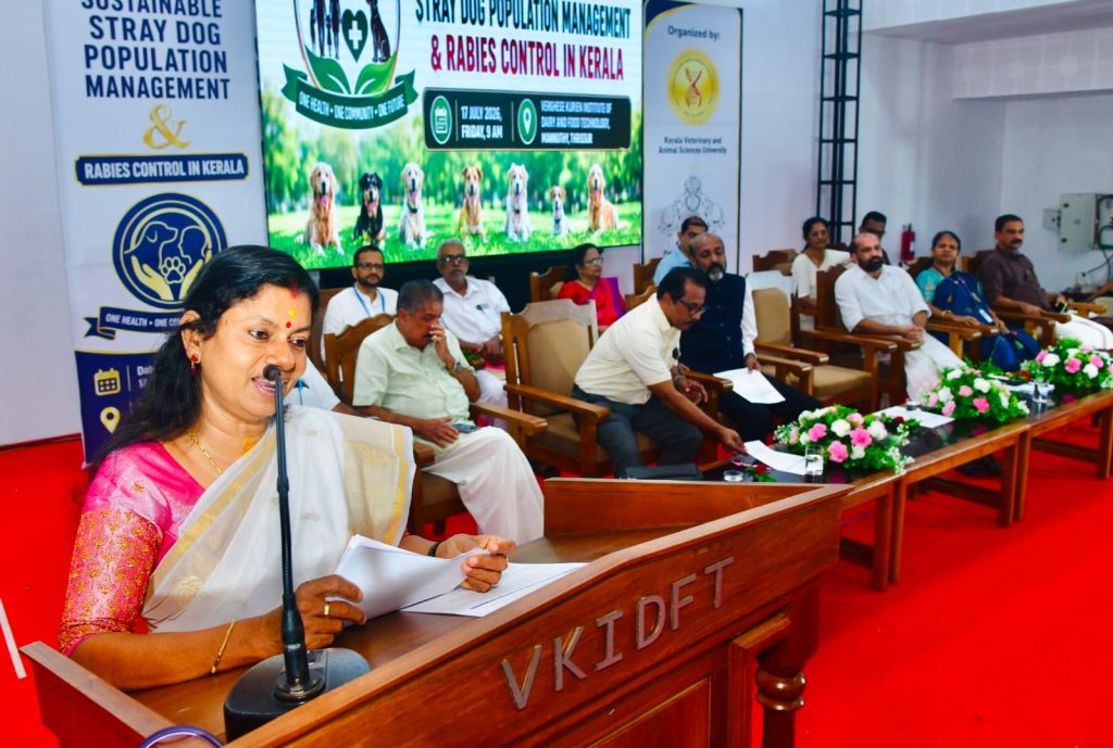 കേരളത്തിലെ സുസ്ഥിര തെരുവുനായ ജനസംഖ്യാ നിയന്ത്രണവും പേവിഷബാധ പ്രതിരോധവും ശില്‍പശാല മന്ത്രി ബിന്ദു കൃഷ്ണ ഉദ്ഘാടന ചെയ്യുന്നു