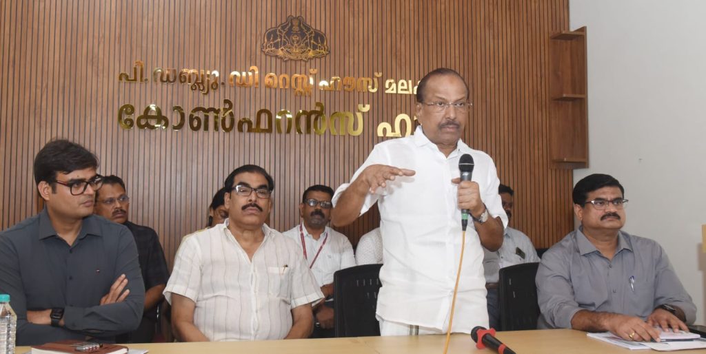 മലപ്പുറം പി ഡബ്ല്യു ഡി റസ്റ്റ് ഹൗസ് കോൺഫറൻസ് ഹാളിൽ നടന്ന സിറ്റി ഇംപ്രൂവ്മെന്റ്റ് സമഗ്ര വികസന പദ്ധതിയുടെ രണ്ടാംഘട്ട അവലോകന യോഗത്തിൽ പൊതുമരാമത്ത് വകുപ്പ് മ ന്ത്രി പി കെ ബഷീർ സംസാരിക്കുന്നു. ഐ ടി, എ ഐ വകുപ്പ് മന്ത്രി പി കെ കുഞ്ഞാലിക്കുട്ടി, ജില്ലാ കളക്ടർ ഡോ. വിനയ് ​ഗോയൽ, മുൻ ജില്ലാ കളക്ടർ വി ആർ വിനോദ് ( പി ഡബ്ല്യു ഡി അഡീഷണൽ ചീഫ് സെക്രട്ടറി ) എന്നിവർ സമീപം