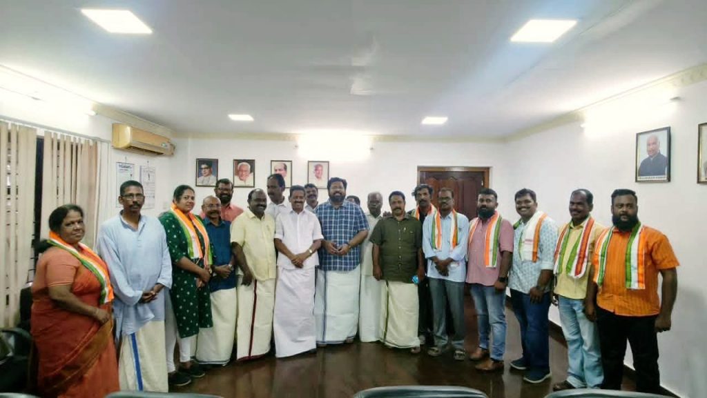 എഐവൈഎഫ് ജില്ലാ നേതാക്കളുൾപ്പെടെ സിപിഐ പ്രവർത്തകർ കോൺഗ്രസിൽ ചേർന്നു