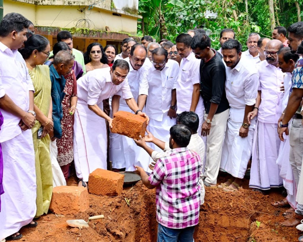 പര്യത്തുക്കാവിൽ ഏഴു കുടുംബങ്ങൾക്കായി നിർമ്മിക്കുന്ന വീടുകളുടെ ശിലാസ്ഥാപനം ഉന്നത വിദ്യാഭ്യാസ മന്ത്രി റോജി.എം .ജോൺ നിർവഹിക്കുന്നു. ബെന്നി ബഹനാൻ എം .പി , വി.പി.സജീന്ദ്രൻ എം.എൽ.എ,ജില്ലാ കളക്ടർ ജി .പ്രിയങ്ക എന്നിവർ സമീപം