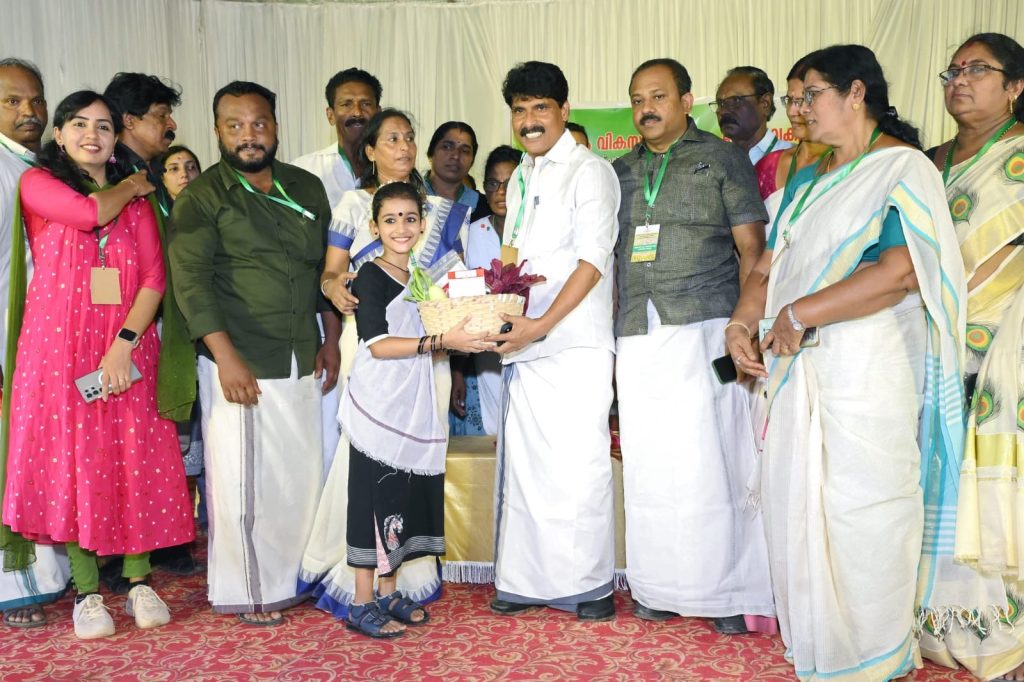 പോത്തൻകോട് ബ്ലോക്ക് പഞ്ചായത്ത്, പോത്തൻകോട് ഗ്രാമപഞ്ചായത്ത്, കൃഷിഭവൻ എന്നിവയുടെ സംയുക്താഭിമുഖ്യത്തിൽ കാട്ടായിക്കോണം കൂനയിൽ ക്ഷേത്രാങ്കണത്തിൽ സംഘടിപ്പിച്ച ‘പാടം പൂക്കും കാലം’ തരിശ് നെൽകൃഷി വിതയുത്സവവും ബ്ലോക്ക്തല കിസാൻ മേളയും കിസാൻ ഗോഷ്ടിയും കൃഷിമന്ത്രി ടി സിദ്ദിഖ് ഉദ്ഘാടനം ചെയ്യുന്നു