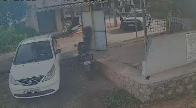 കൊല്ലത്ത് ഭിന്നശേഷിക്കാരനായ യുവാവിനോട് ക്രൂരത: ഇലക്ട്രിക് വീൽചെയറിൽ സഞ്ചരിക്കവേ കാറിടിച്ച് വീഴ്ത്തി