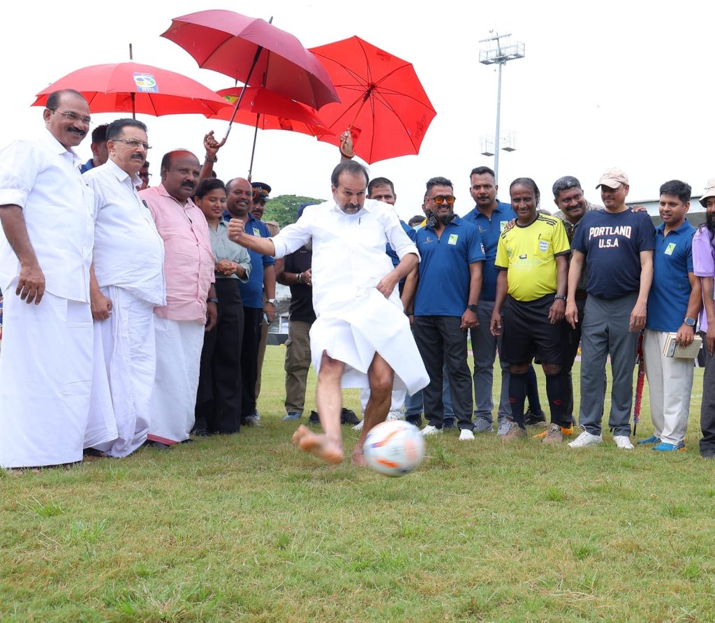 ടൂറിസം പ്രൊഫഷണൽസ് ക്ലബ് സംഘടിപ്പിക്കുന്ന ‘സൊമാതീരം ഷൂട്ട് ദ റെയിൻ 2026’ മൺസൂൺ സോക്കർ ഫെസ്റ്റിന്റെ ഉദ്ഘാടന ചടങ്ങിൽ ടൂറിസം മന്ത്രി പി. സി വിഷ്ണുനാഥ് പെനാൽറ്റി കിക് ചെയ്യുന്നു.