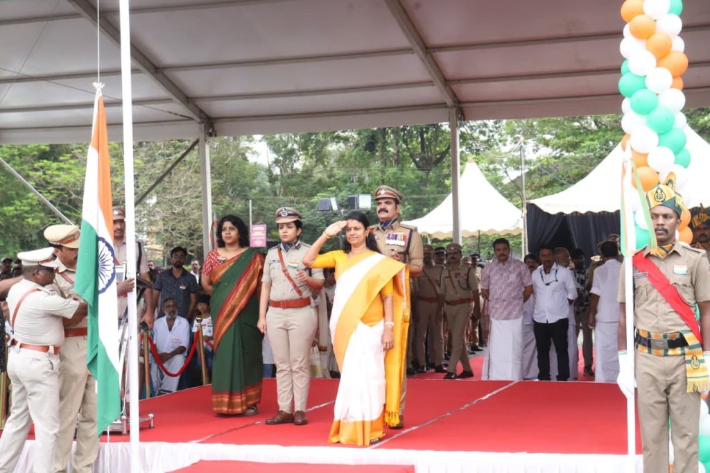 സ്വാതന്ത്ര്യ ദിനാഘോഷം: കോഴിക്കോട്ട് മന്ത്രി ബിന്ദു കൃഷ്ണ ദേശീയ പതാക ഉയർത്തി