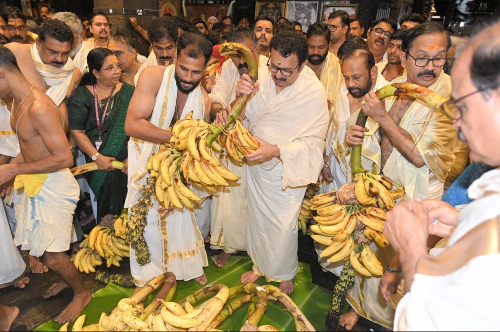 കാഴ്ചക്കുല സമർപ്പിക്കാൻ ദേവസ്വം മന്ത്രി കെ.മുരളീധരനുമെത്തി