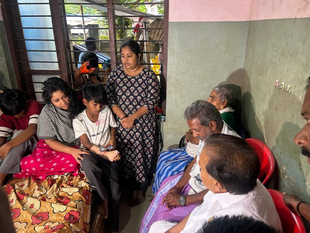 രക്ഷാപ്രവര്ത്തനത്തിനിടെ മരിച്ചരാജേഷിന്റെ വീട്ടില് രമേശ് ചെന്നിത്തലയെത്തി.