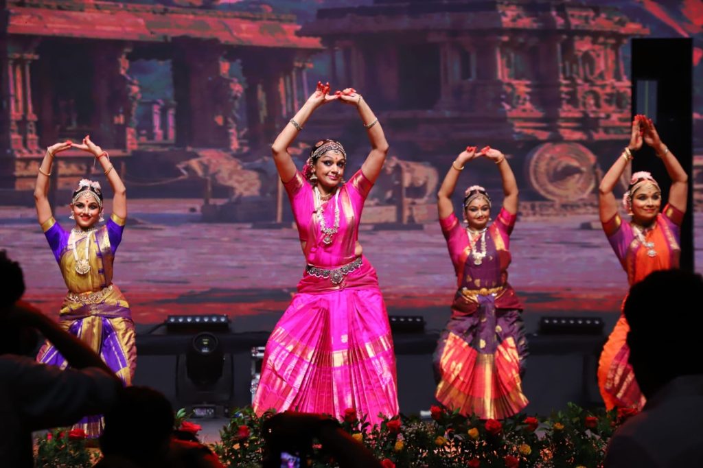 നിശാഗന്ധിയിൽ നിറഞ്ഞാടി ശോഭന