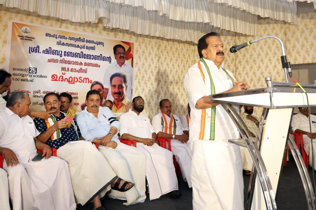 ചവറയിൽ മന്ത്രി ഷിബു ബേബി ജോണിന്റെ ഓഫീസ് ആദ്യന്തര മന്ത്രി രമേശ് ചെന്നിത്തല ഉദ്ഘാടനം ചെയ്തു
