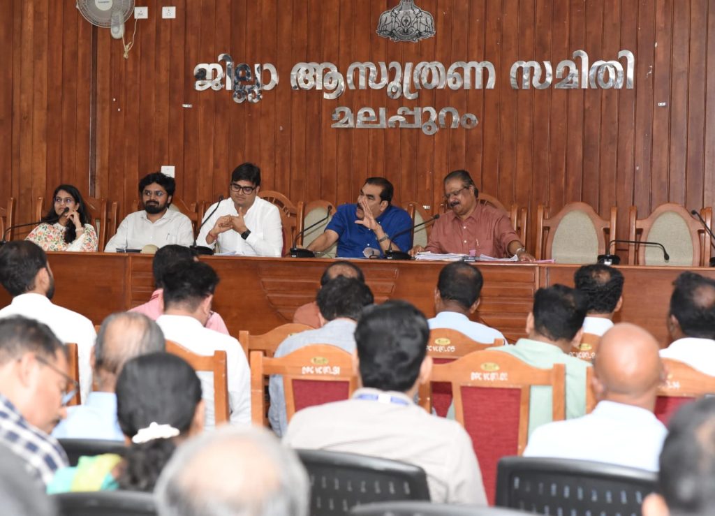 പൊതുമമാരാമത്ത് മന്ത്രി പി കെ ബഷീറിന്റെ നേതൃത്വത്തിൽ ആസൂത്രണ സമിതി ഹാളിൽ ചേർന്ന് മഴക്കെടുതി അവലോകന യോഗം.