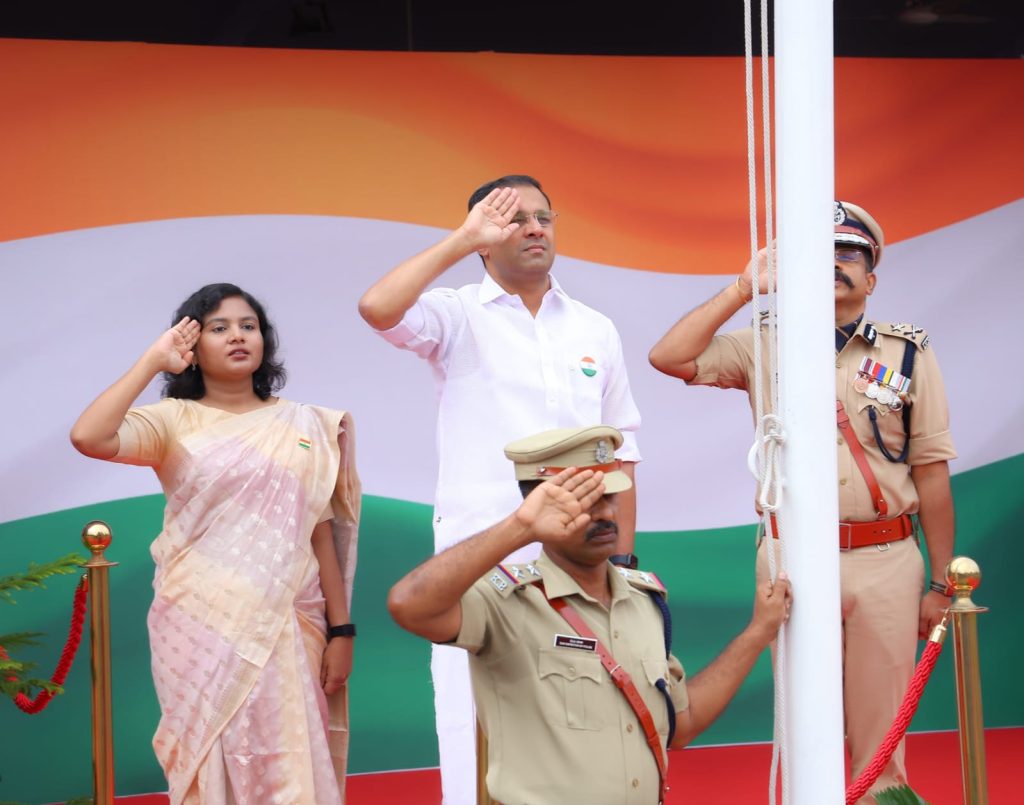 മതേതരത്വവും ജനാധിപത്യ മൂല്യങ്ങളും സംരക്ഷിക്കപ്പെടണം: മന്ത്രി റോജി എം. ജോൺ ജില്ലാ ആസ്ഥാനത്ത് നിറപ്പകിട്ടാർന്ന സ്വാതന്ത്ര്യ ദിനാഘോഷം