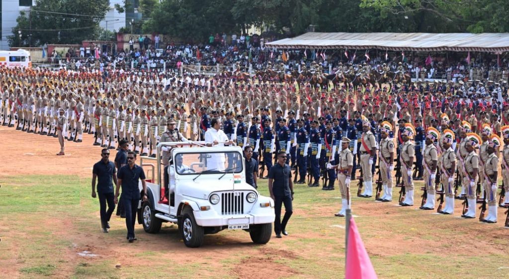 ഇന്ത്യയെന്ന വികാരം മനസ്സിൽ സൂക്ഷിച്ചു പുതുയുഗ കേരളത്തിനായി മുന്നേറാം: മുഖ്യമന്ത്രി വി ഡി സതീശൻ* എൺപതാം സ്വാതന്ത്ര്യദിനാഘോഷ പരിപാടിയിൽ മുഖ്യമന്ത്രി അഭിവാദ്യം സ്വീകരിച്ചു