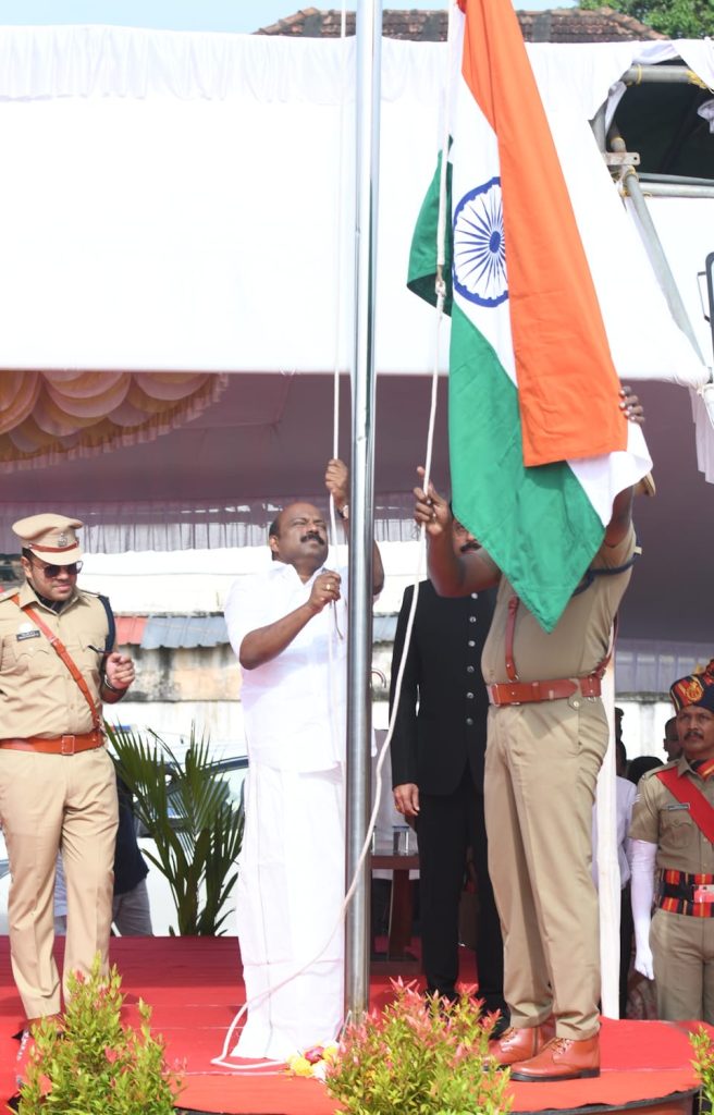 എക്സൈസ് -സഹകരണ വകുപ്പ് മന്ത്രി എം ലിജു ദേശീയ പതാക ഉയർത്തി