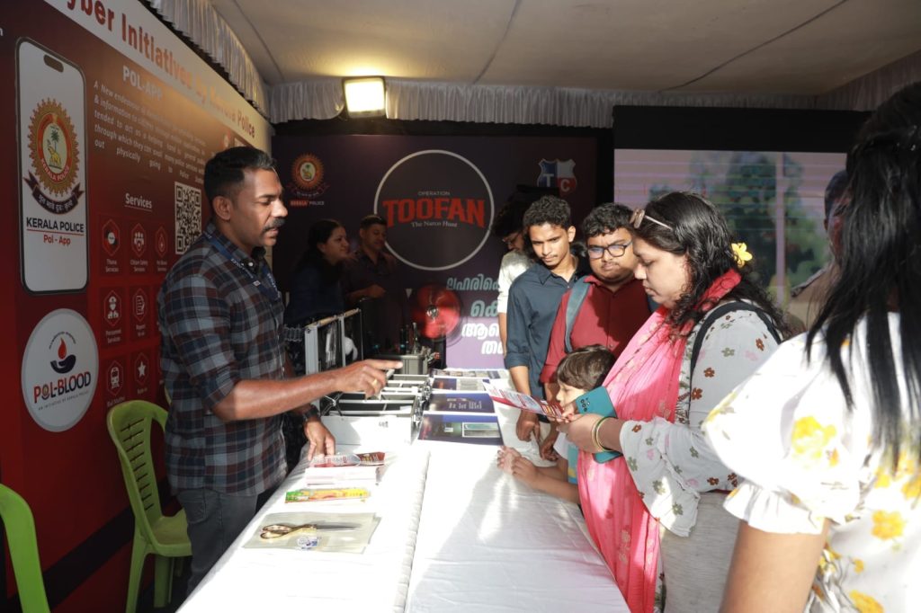 ഓണാഘോഷ വേദിയിൽ ലക്കി ഡ്രോ മത്സരവുമായി പോലീസ്