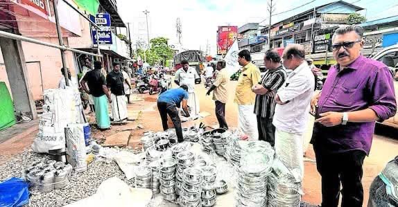 കൊല്ലത്ത് അലൂമിനിയവും സ്റ്റീലും ആണെന്നു തെറ്റിദ്ധരിപ്പിച്ചു വിറ്റത് മറ്റേതോ ലോഹ പാത്രങ്ങൾ; വഴിയോരക്കച്ചവടം തടഞ്ഞു.