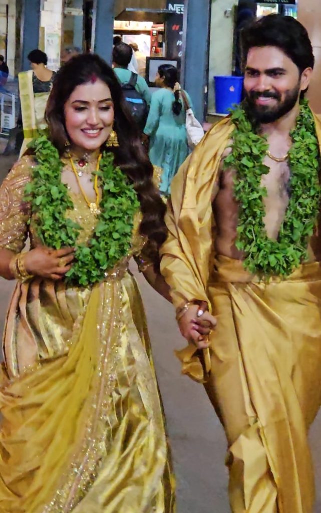 ഗുരുവായൂരിൽ വച്ച് നടന്ന ലളിതമായ ചടങ്ങുകളിൽ തമിഴ്നാട് സ്വദേശിയായ ഭുവനേഷ്യാണ് അനുമോളുടെ കഴുത്തിൽ താലി ചാർത്തിയത്