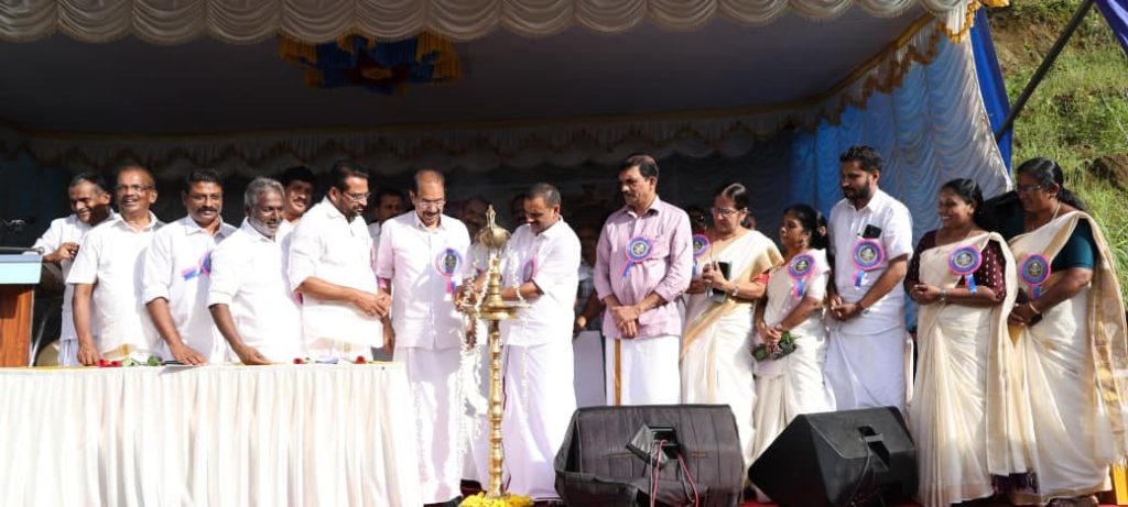 ജില്ലാ ഭരണകൂടവും ജില്ലാ ടൂറിസം പ്രൊമോഷന്‍ കൗണ്‍സിലും സംഘടിപ്പിക്കുന്ന ഓണോത്സവ് 2026 ഓണാഘോഷത്തിന്റെ ജില്ലാതല ഉദ്ഘാടനം ഇടുക്കി ചെറുതോണിയില്‍ മന്ത്രി സണ്ണി ജോസഫ് നിര്‍വഹിക്കുന്നു.