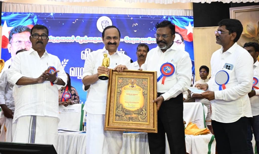 മുഖ്യമന്ത്രിക്ക് മഹാത്മാ അയ്യങ്കാളി പുരസ്കാരം