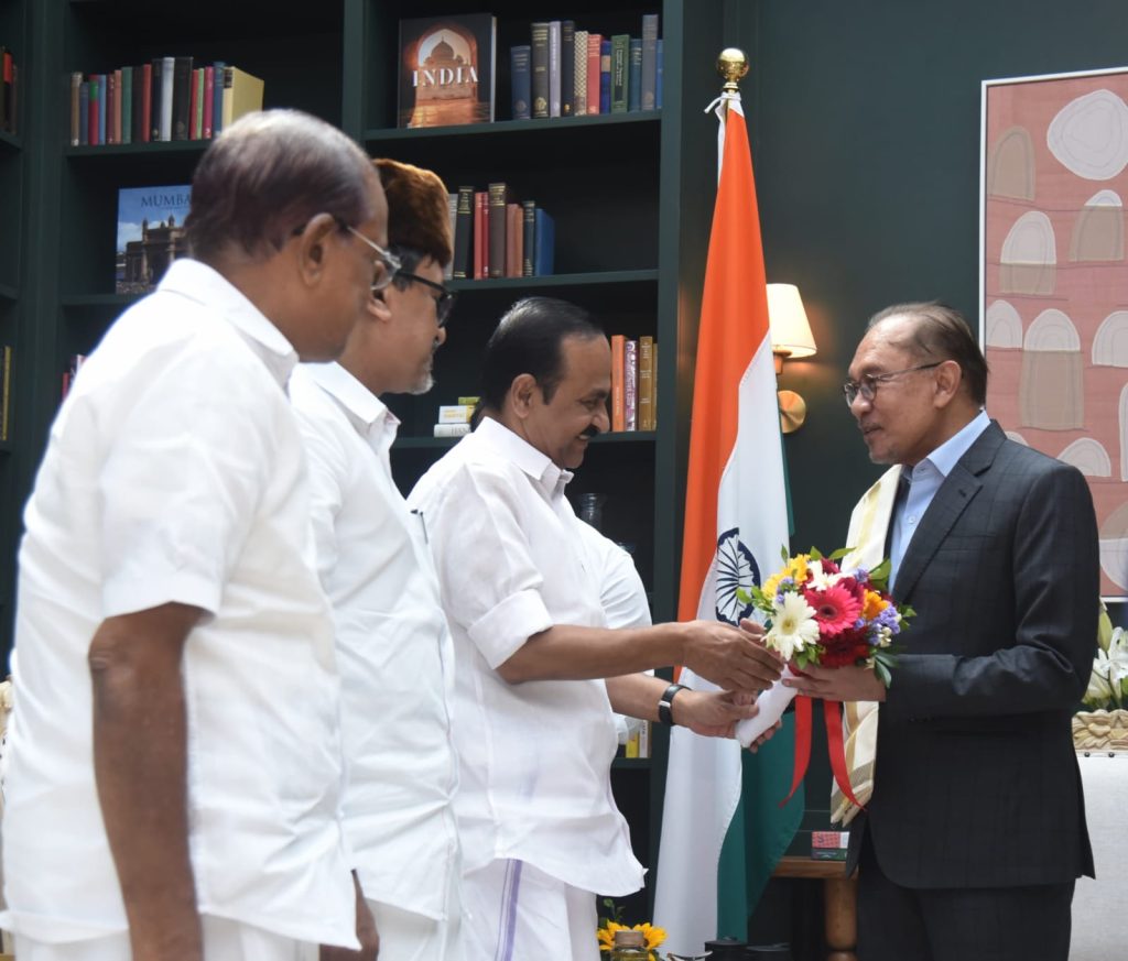 മലേഷ്യയുമായുള്ള സഹകരണം ശക്തമാക്കും; മുഖ്യമന്ത്രി വി.ഡി. സതീശൻ മലേഷ്യൻ പ്രധാനമന്ത്രിയുമായി കൂടിക്കാഴ്ച നടത്തി