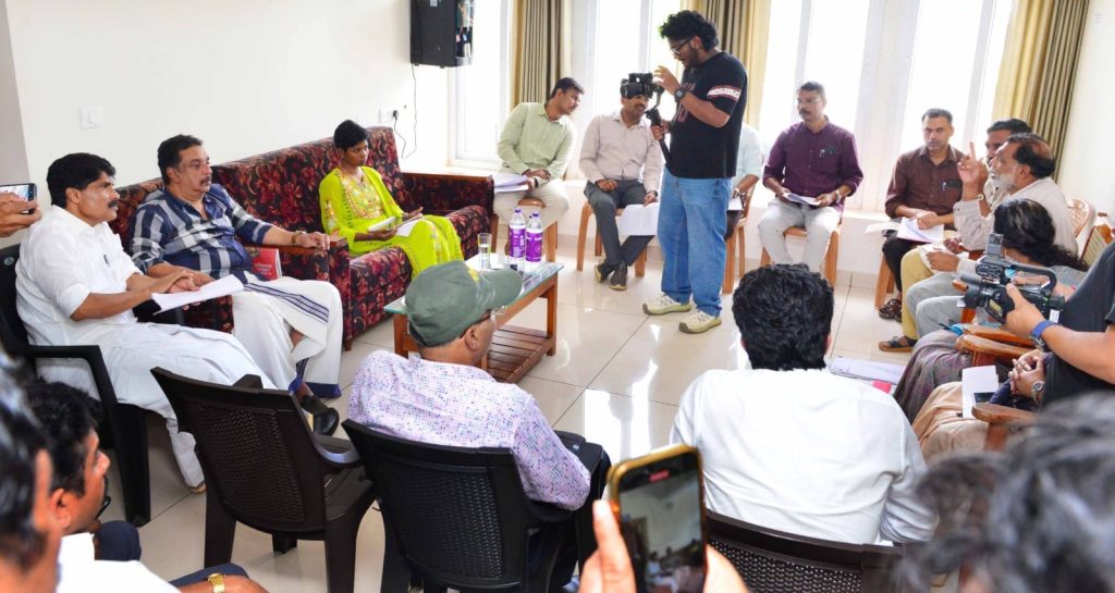 കാഞ്ഞിരത്തിനാൽ ഭൂമി പ്രശ്നം സംബന്ധിച്ച് വനം വകുപ്പ് മന്ത്രി ഷിബു ബേബി ജോണിന്റെയും കൃഷി വകുപ്പ് മന്ത്രി ടി.സിദ്ദിഖിന്റേയും അധ്യക്ഷതയില് കല്പ്പറ്റ റസ്റ്റ് ഹൗസില് ചേര്ന്ന ഉന്നതതല യോഗ