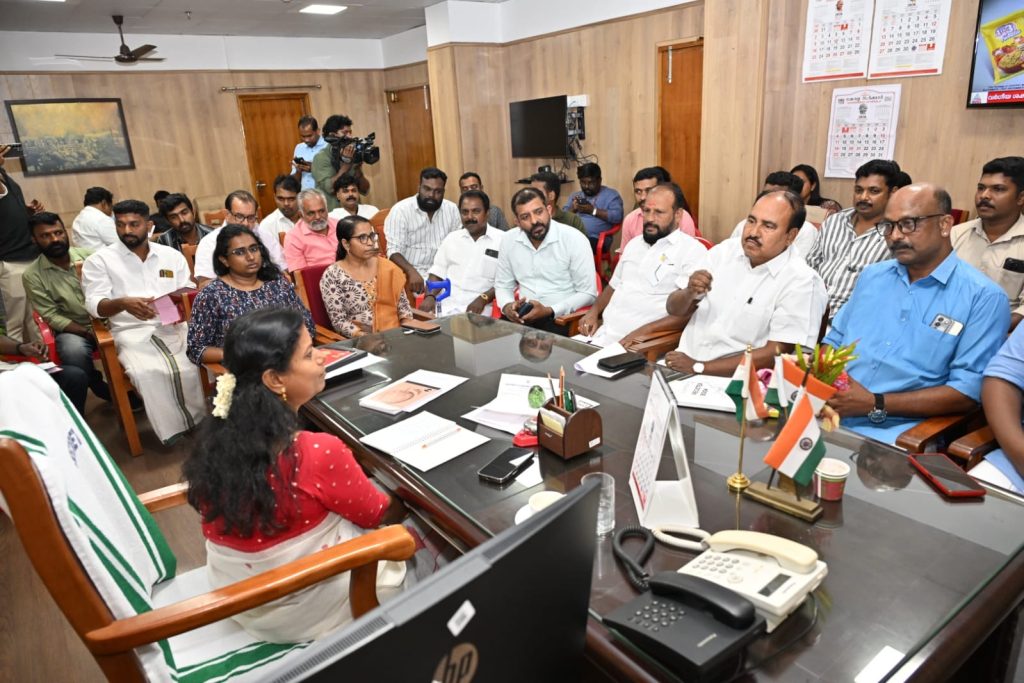 108 ആംബുലൻസ് ജീവനക്കാർക്ക് ബോണസ് അനുവദിക്കുന്നതുമായി ബന്ധപ്പെട്ട് മന്ത്രി ബിന്ദു കൃഷ്ണയുടെ അധ്യക്ഷതയിൽ ചേർന്ന യോഗം.