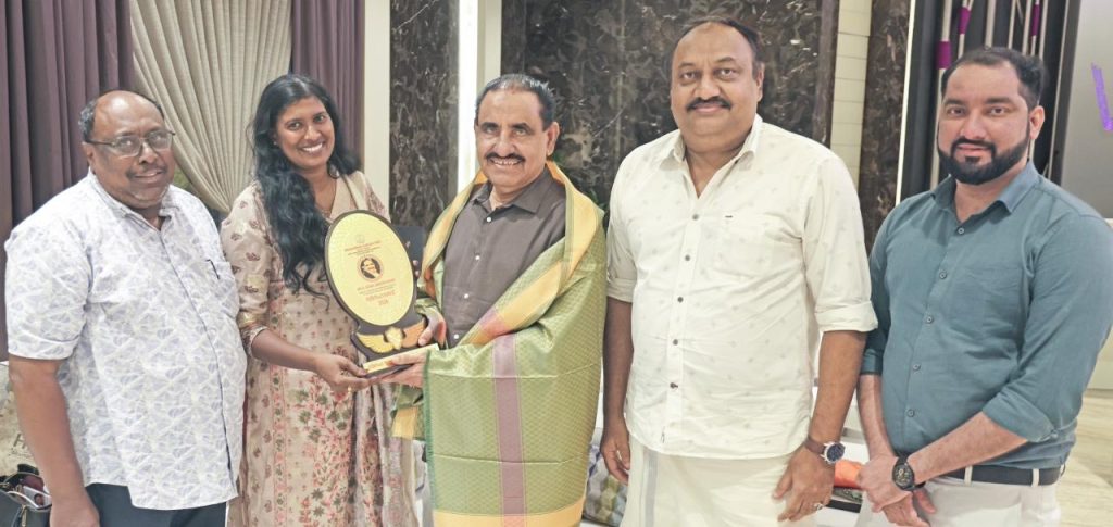സഫാരി സൈനുൽ അബ്ദീനെ സ്നേഹ സാന്ദ്രം ആദരിച്ചു
