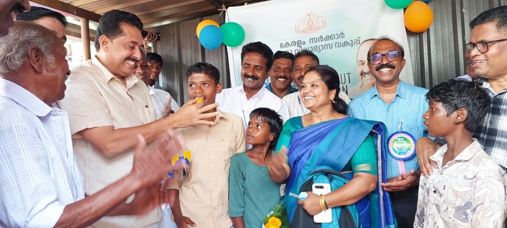 കൂടെ”പദ്ധതിയുടെ ഉദ്ഘാടനം അഗളി ഭൂതിവഴി ഊരിൽ മന്ത്രി എൻ. ഷംസുദ്ദീൻ നിർവഹിക്കുന്നു