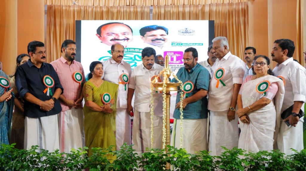 നൂറ് ദിന കർമപരിപാടിയുടെ ഭാഗമായി റെവന്യൂ വകുപ്പിന്റെ ആഭിമുഖ്യത്തിൽ തൃശ്ശൂർ കെ കരുണാകരൻ സ്മാരക ടൗൺ ഹാളിൽ നടന്ന ജില്ലാതല പട്ടയ മേള ഉദ്ഘാടനം റെവന്യൂ മന്ത്രി എ പി അനിൽ കുമാർ നിർവ്വഹിക്കുന്നു