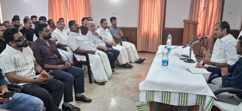 മില്ലുടമ സംഘടനാ പ്രതിനിധികളുമായി മന്ത്രി അനൂപ് ജേക്കബ് ചർച്ച നടത്തുന്നു