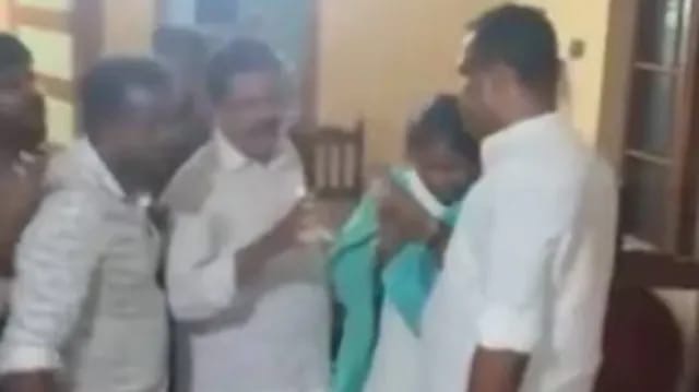 ചിറയിൻകീഴിൽ കോൺഗ്രസ് കുടുംബയോഗത്തിനിടെ കയ്യാങ്കളി; എംഎൽഎ രമ്യ ഹരിദാസും പ്രവർത്തകരും തമ്മിൽ തർക്കം രൂക്ഷം.